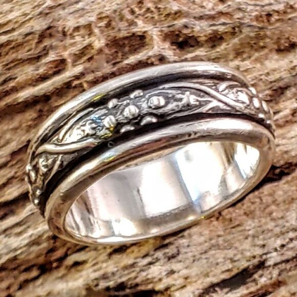 Sterling Silver Raised Design Spinner Ring Band - Picture 2 of 6